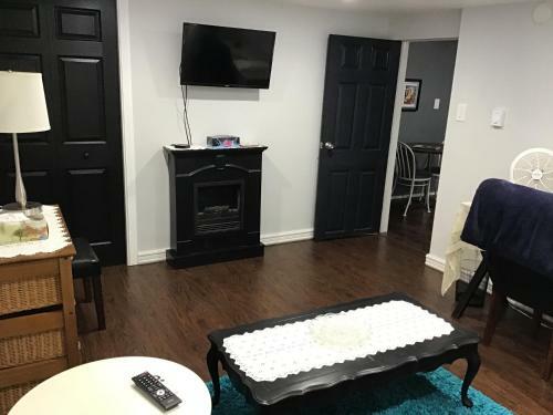 Basement Apartment/ Washer Dryer/ Um Backyard