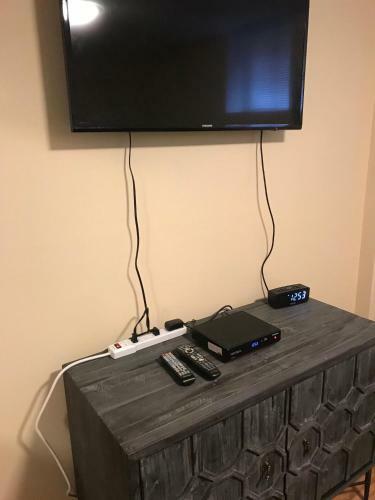 Beautiful 1 Bedroom Lower Level Apartment