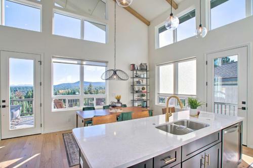 Small-town Luxury Pine Home With Panoramic Views!