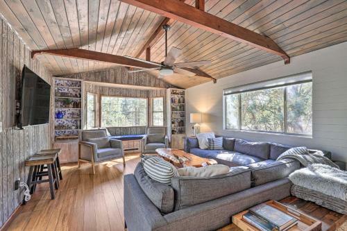 Cozy Pine Cabin With Fire Pit, Deck And Grill!