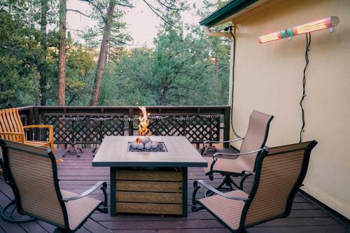 Cozy Pine Cabin With Fire Pit, Deck And Grill!