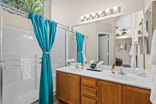 Cozy Hidden Gem - 3br With Den & Private Backyard