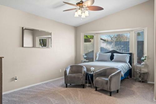 Cozy Hidden Gem - 3br With Den & Private Backyard