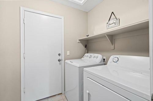 Cozy Hidden Gem - 3br With Den & Private Backyard