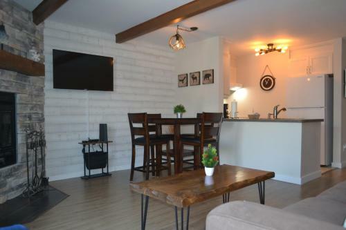 Elegant Apartment - View On Lake Tremblant & Mountain