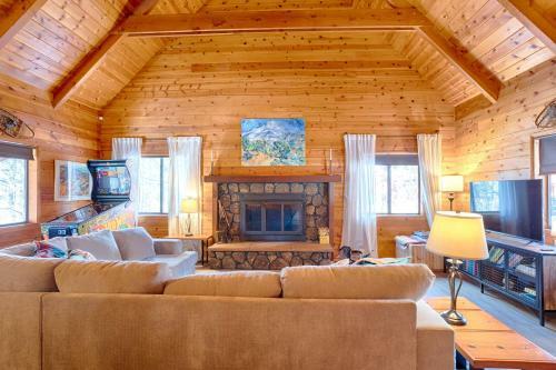 Cozy White Mountain Cabin Cabin