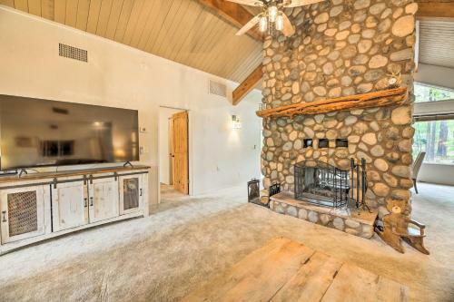Lush Pinetop Retreat With Wooded Views And Deck!