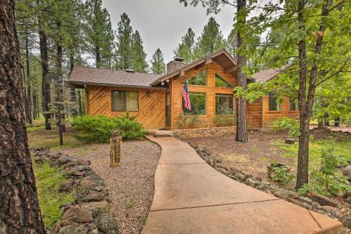 Lush Pinetop Retreat With Wooded Views And Deck!