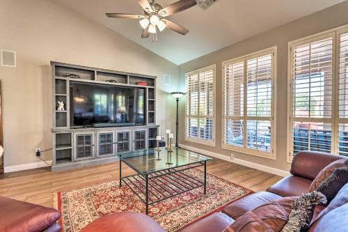 Sun-lit Casa In 55 And Community With Bbq And Patio!