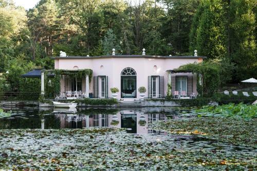 Relais La Foleia - Luxury Villa With Private Lake