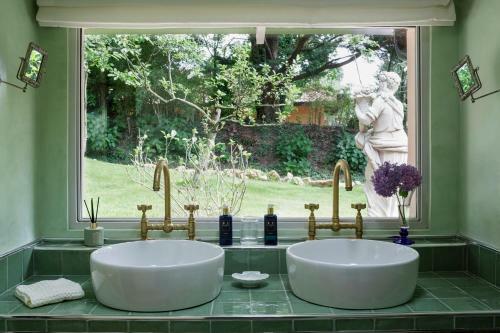 Relais La Foleia - Luxury Villa With Private Lake