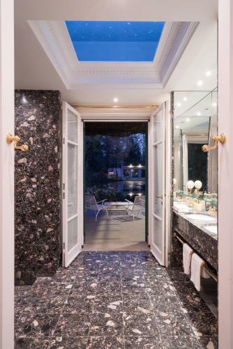 Relais La Foleia - Luxury Villa With Private Lake