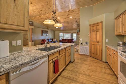 Scenic Show Low Cabin With Huge Deck And Grill!