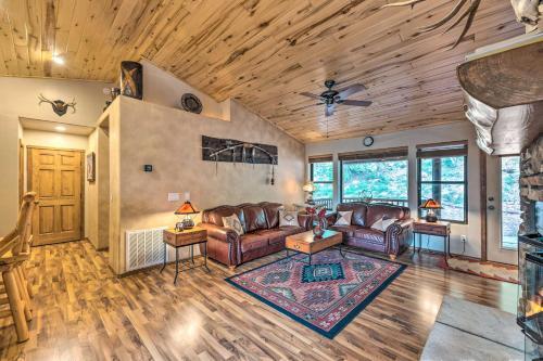 Rustic Show Low Cabin With Deck 3 Mi To Lake!