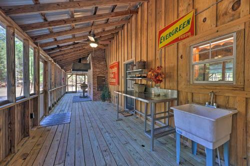 Charming Home With Fire Pit On Ouachita River