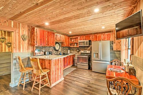 Quiet, Historic Manor Located In Ghost Town!