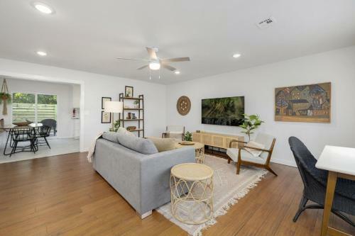 Casa Azul - Walk To 8th St Market - Sleeps 10!
