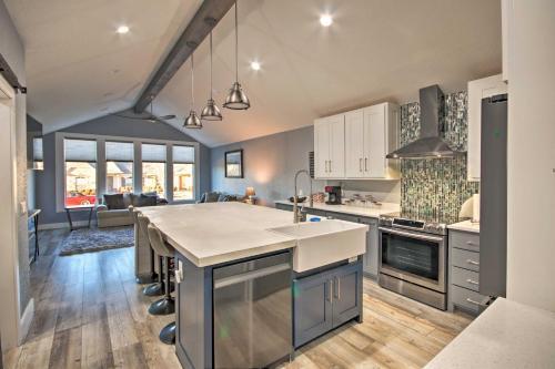 Upscale Bentonville Home With Private Hot Tub!