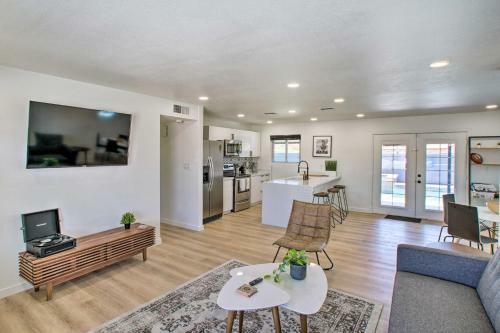 Chic Scottsdale-area Oasis With Private Yard!