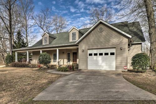 Luxurious Home With Direct River Access And Views
