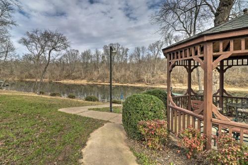 Luxurious Home With Direct River Access And Views