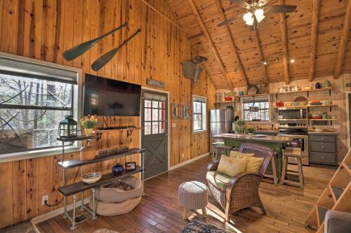 Scenic Greers Ferry Cabin With Deck And Fire Pit!