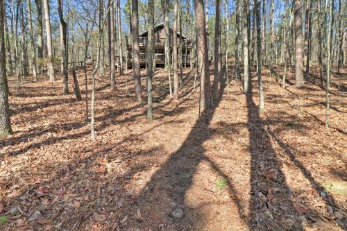 Scenic Greers Ferry Cabin With Deck And Fire Pit!