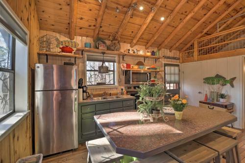 Scenic Greers Ferry Cabin With Deck And Fire Pit!