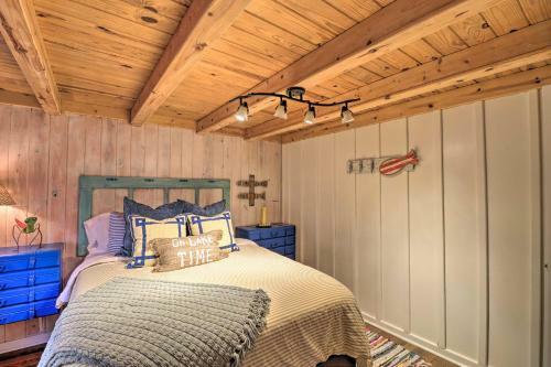 Scenic Greers Ferry Cabin With Deck And Fire Pit!