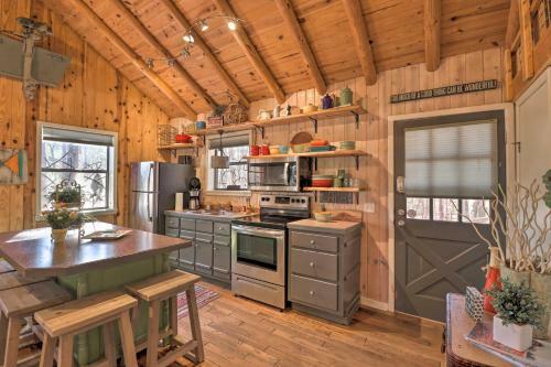 Scenic Greers Ferry Cabin With Deck And Fire Pit!