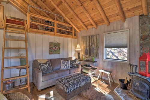 Scenic Greers Ferry Cabin With Deck And Fire Pit!