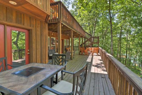 Lakefront Family Escape With Fire Pit And 2 Decks!
