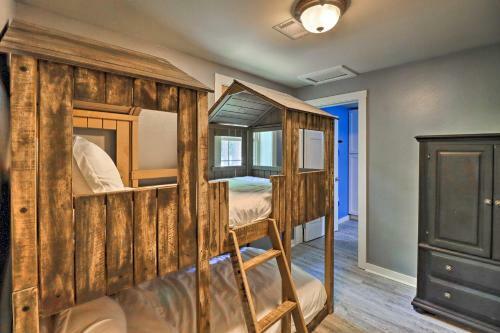 Lakefront Family Escape With Fire Pit And 2 Decks!
