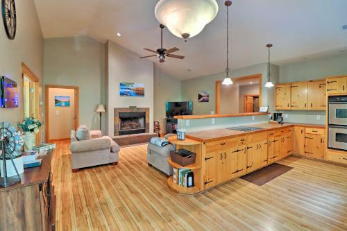 Lakefront Family Escape With Fire Pit And 2 Decks!