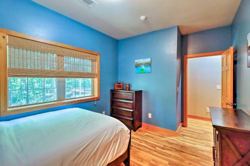 Lakefront Family Escape With Fire Pit And 2 Decks!