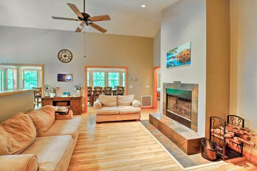 Lakefront Family Escape With Fire Pit And 2 Decks!