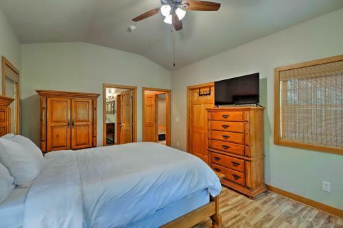 Lakefront Family Escape With Fire Pit And 2 Decks!