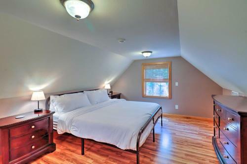 Lakefront Family Escape With Fire Pit And 2 Decks!