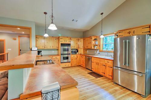 Lakefront Family Escape With Fire Pit And 2 Decks!