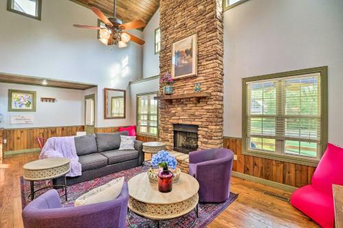 Vibrant Hydrangea House With Access To River!
