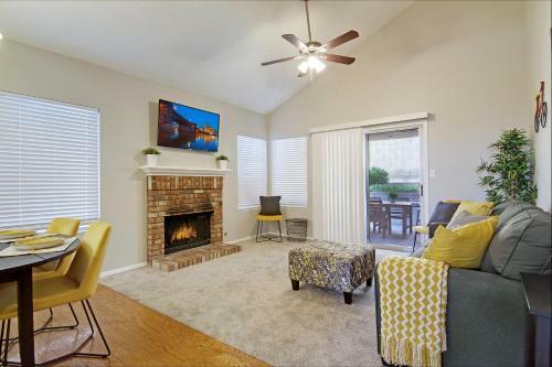 Dennis - Centrally Located 3br With Game Room