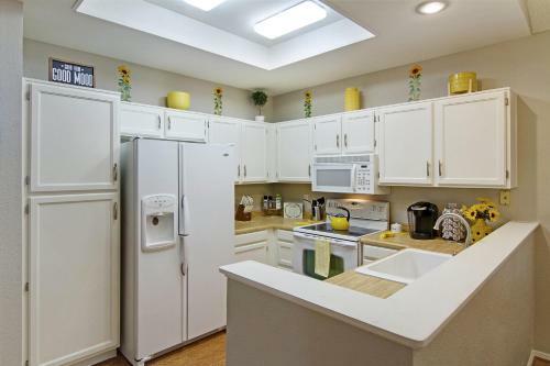 Dennis - Centrally Located 3br With Game Room