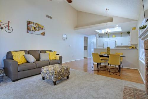 Dennis - Centrally Located 3br With Game Room