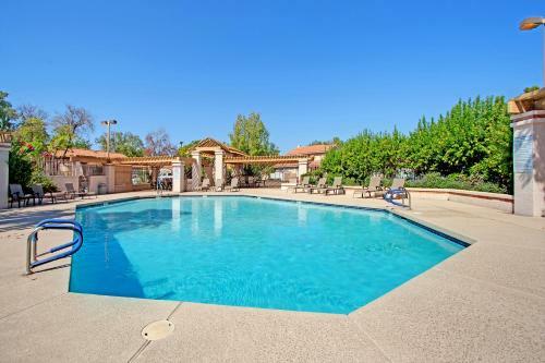 Dennis - Centrally Located 3br With Game Room