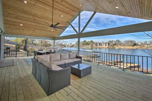 Waterfront Getaway With Dock On Lake Hamilton!