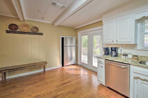 Waterfront Getaway With Dock On Lake Hamilton!