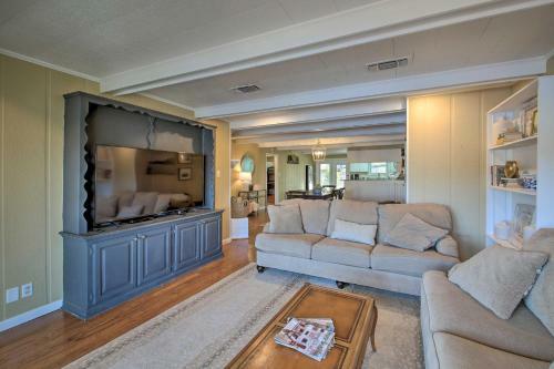 Waterfront Getaway With Dock On Lake Hamilton!
