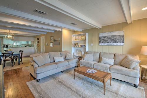 Waterfront Getaway With Dock On Lake Hamilton!