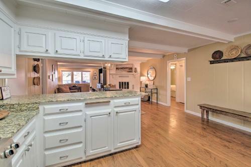 Waterfront Getaway With Dock On Lake Hamilton!