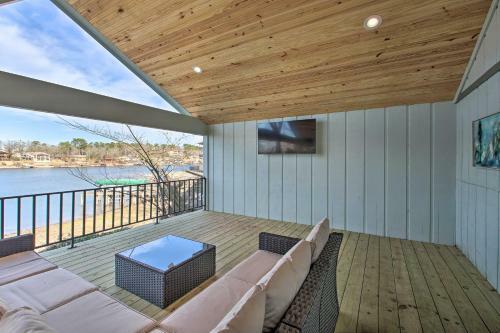 Waterfront Getaway With Dock On Lake Hamilton!